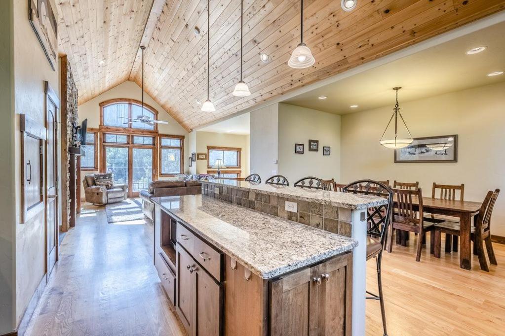 Slopeside Luxury Villa: Ski Views & Activity Perks Winter Park Exterior photo